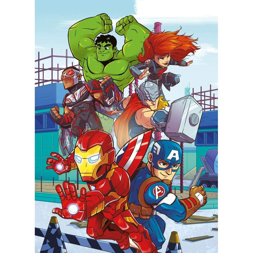 Illustrazione puzzle con supereroi Marvel. Hulk, Vedova Nera, Thor, Iron Man, Capitan America e altri eroi davanti a un cantiere.