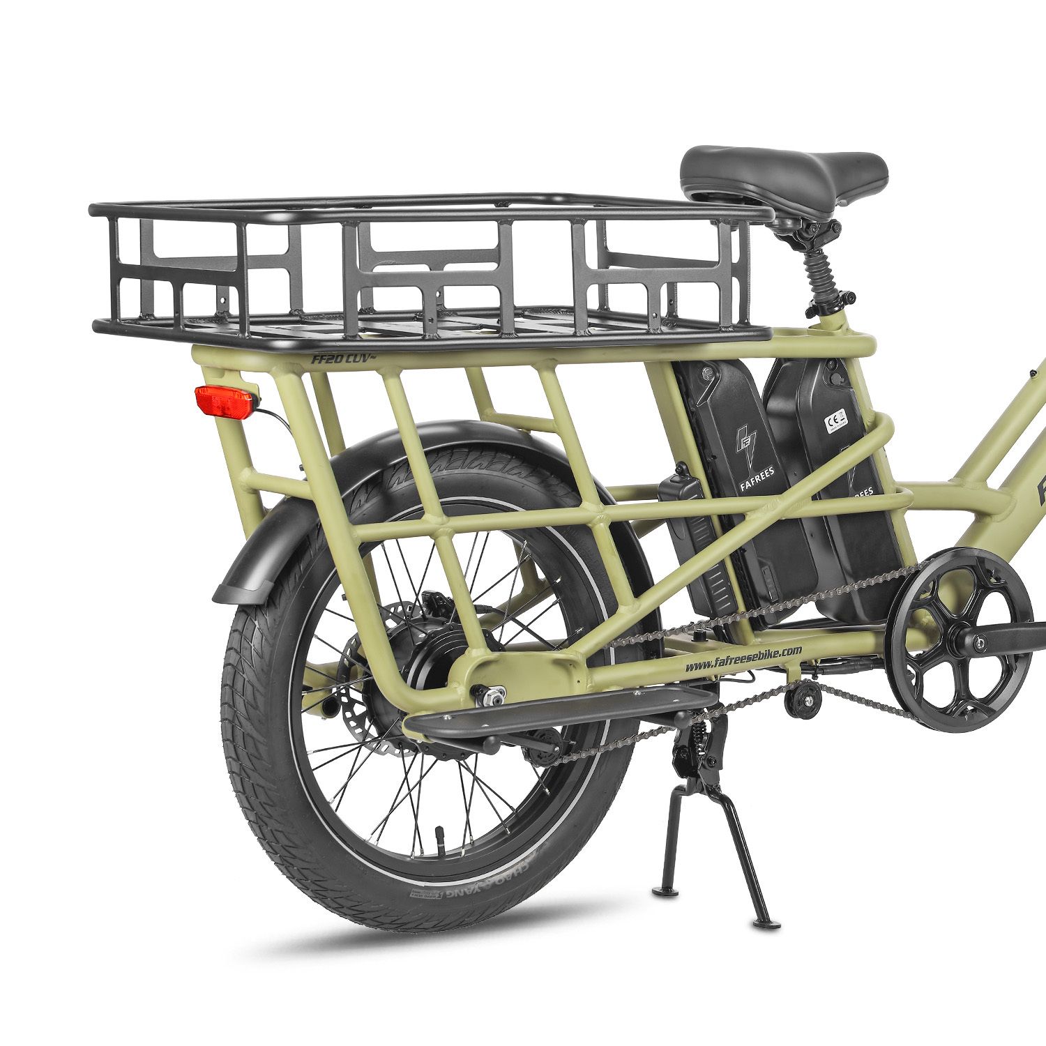 Bicicletta cargo elettrica verde oliva con portapacchi, due batterie, parafango nero e fanale posteriore. Pneumatici scolpiti.