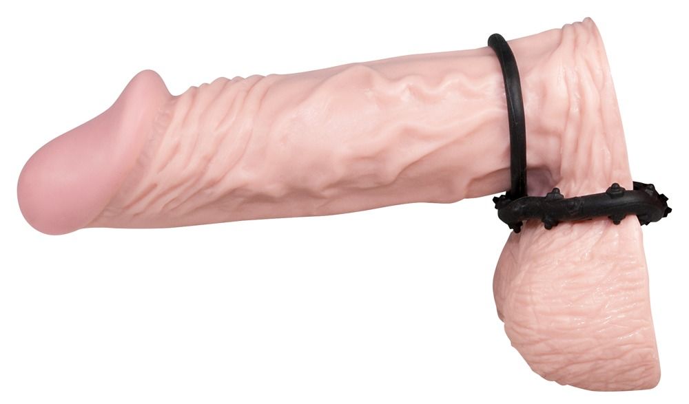 Modello di pene con anello fallico e scrotale. L'anello è nero e con rilievi.