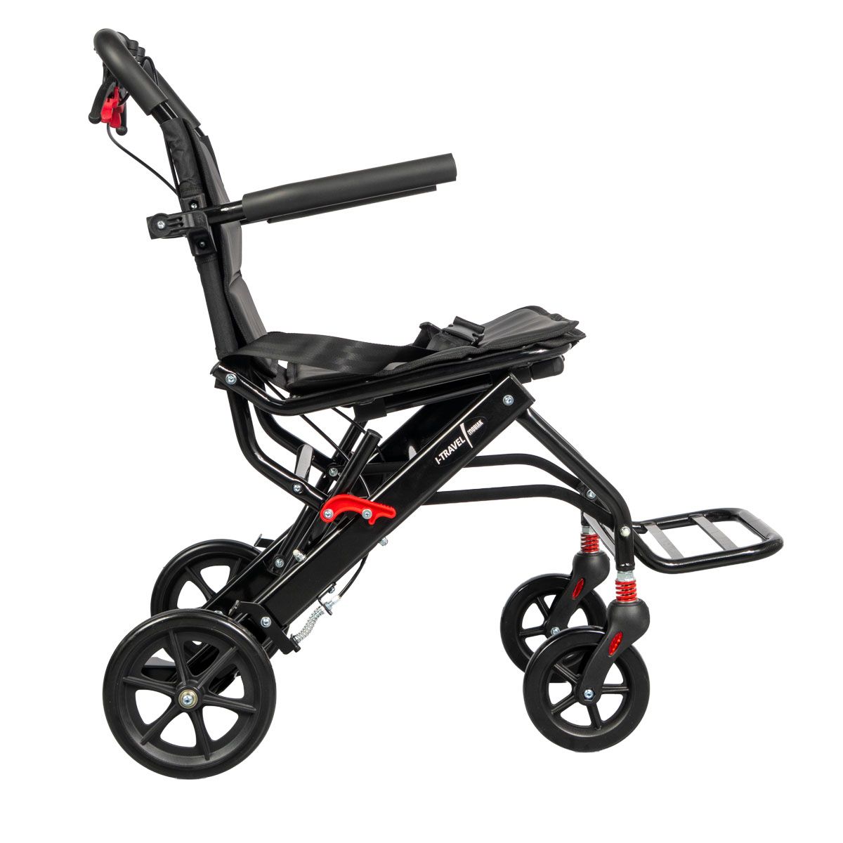 Sedia a rotelle nera con quattro ruote, braccioli e poggiapiedi. Leva rossa. Logo I-Travel.