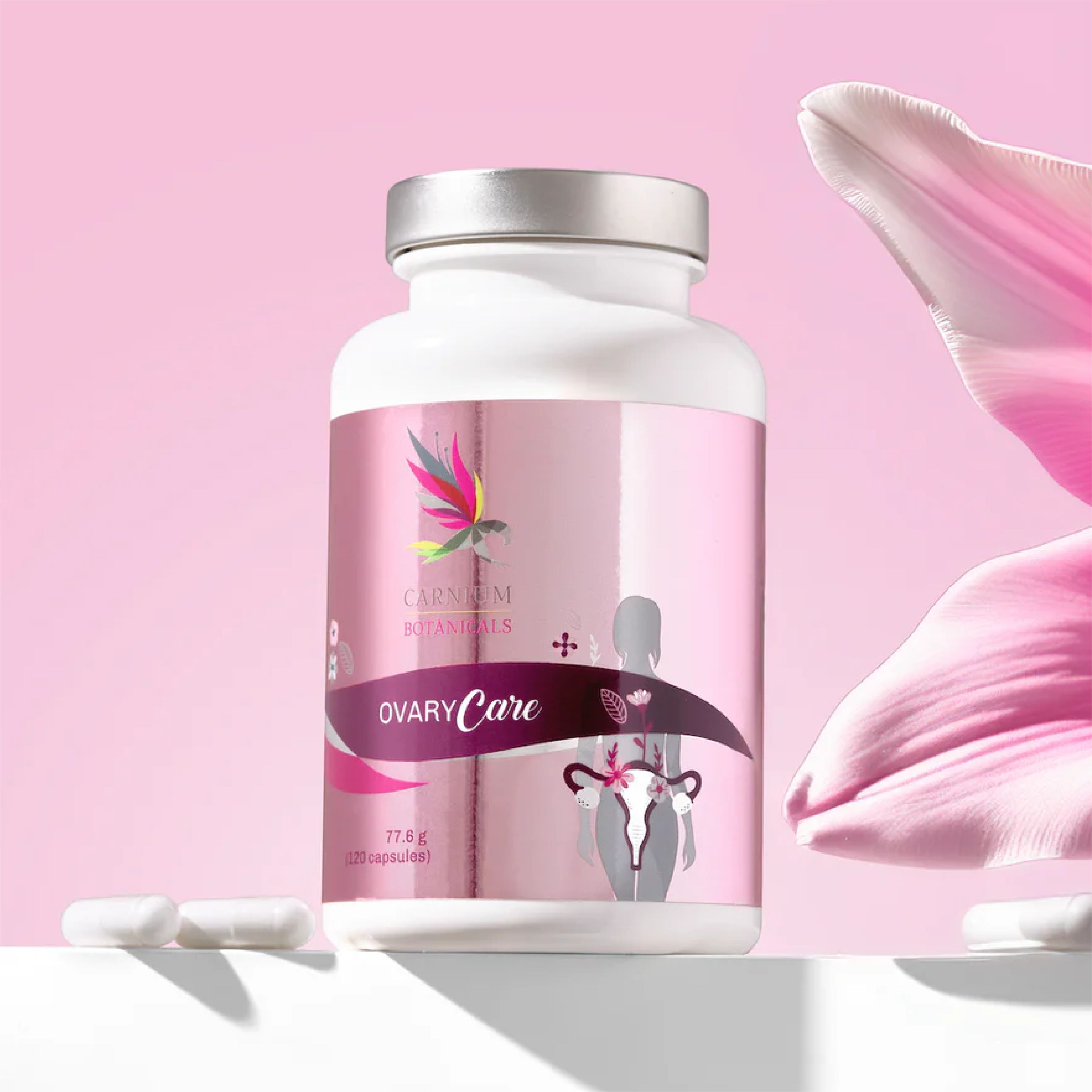 Flacone di capsule Ovary Care di Carnium Botanicals, circondato da fiori.