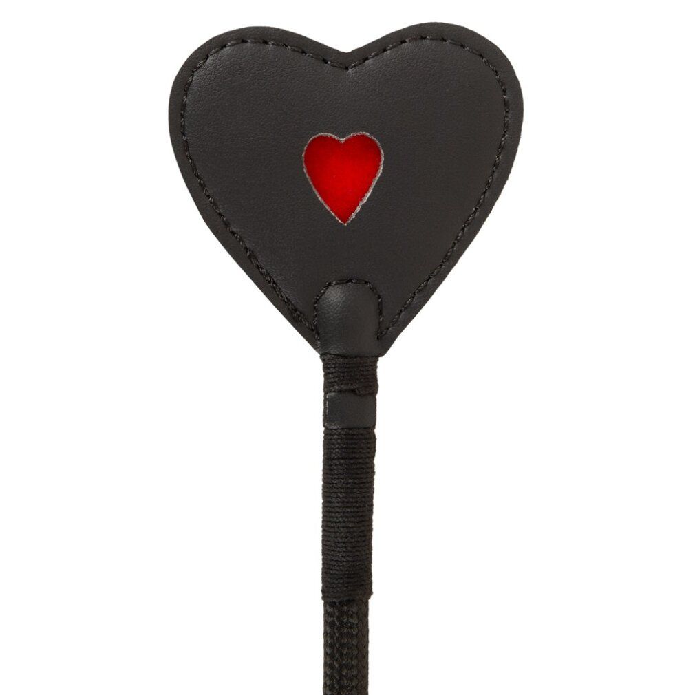 Primo piano della testa a forma di cuore di una frusta. Pelle nera con cuore rosso.