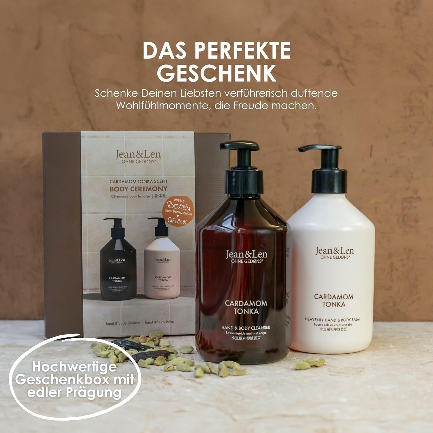 Set regalo con due flaconi e confezione regalo. Testo: Cardamom Tonka Body Ceremony. Confezione regalo di alta qualità con goffratura.