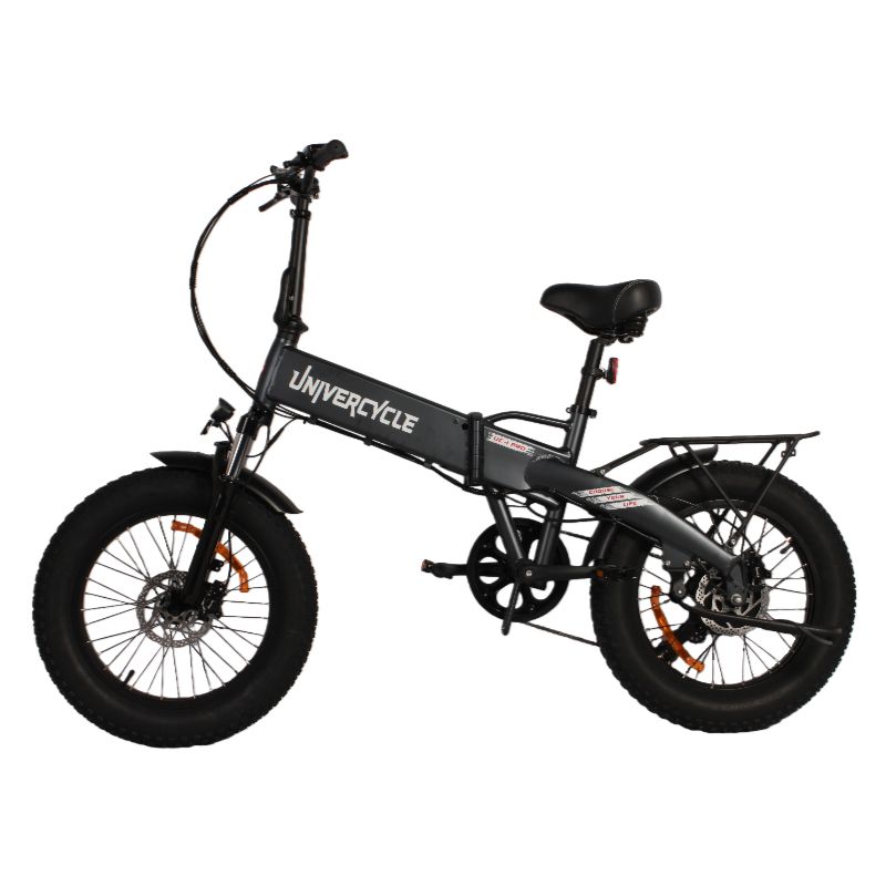 Bicicletta elettrica pieghevole nera con pneumatici larghi. Marchio Univercycle visibile. Portapacchi e sella presenti.
