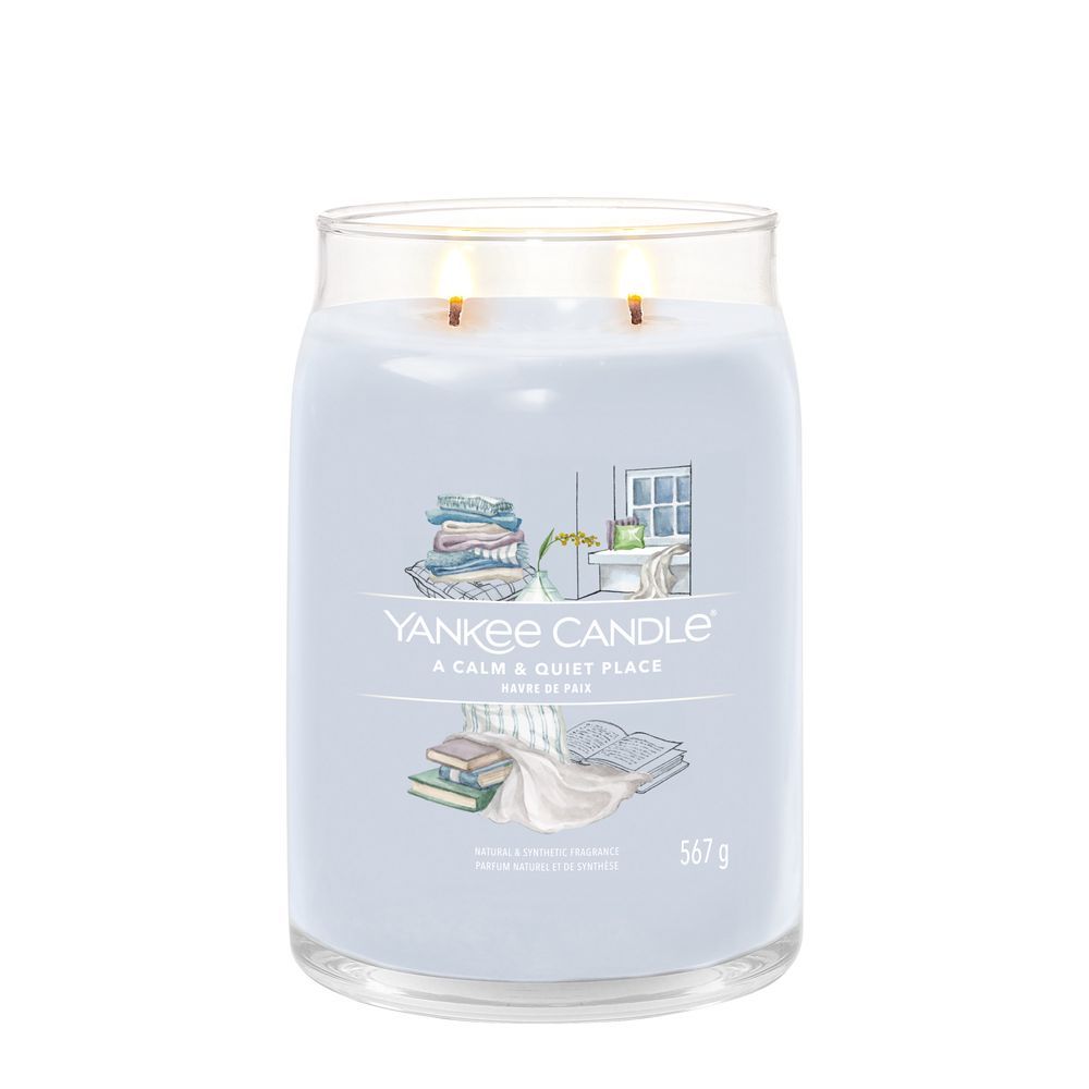 Candela profumata Yankee Candle, cera blu in barattolo di vetro. Scritta: A Calm & Quiet Place, 567g. Due stoppini.