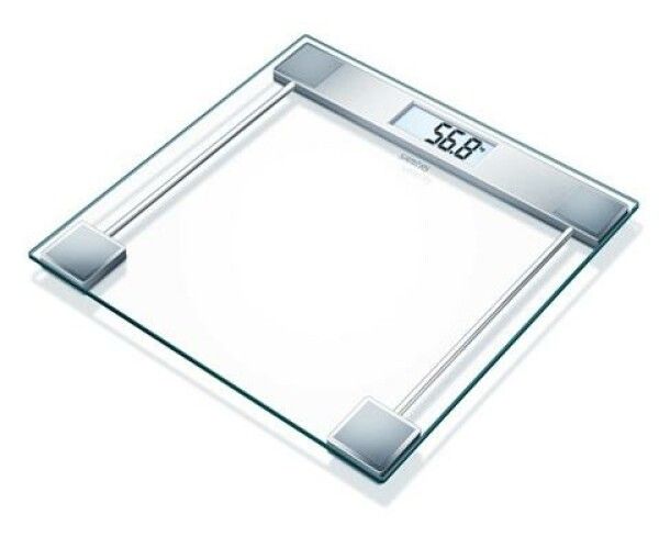 Bilancia elettronica con display digitale. Superficie in vetro, elementi argentati. Visualizzazione peso: 56.8.