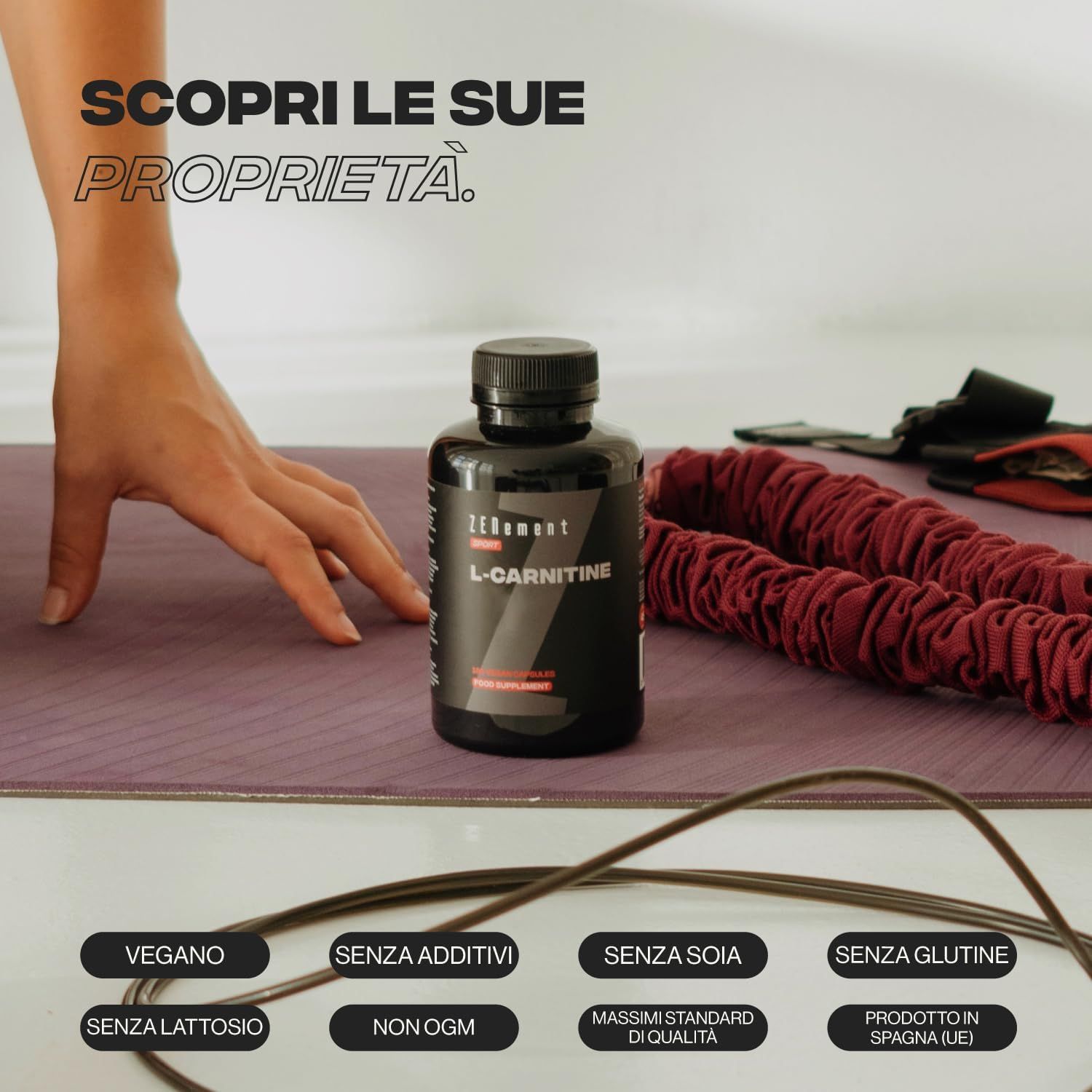 Mano che tiene flacone Zenement L-Carnitina. Su tappetino yoga. Vegano, senza additivi, senza soia, senza glutine, senza lattosio, senza OGM.