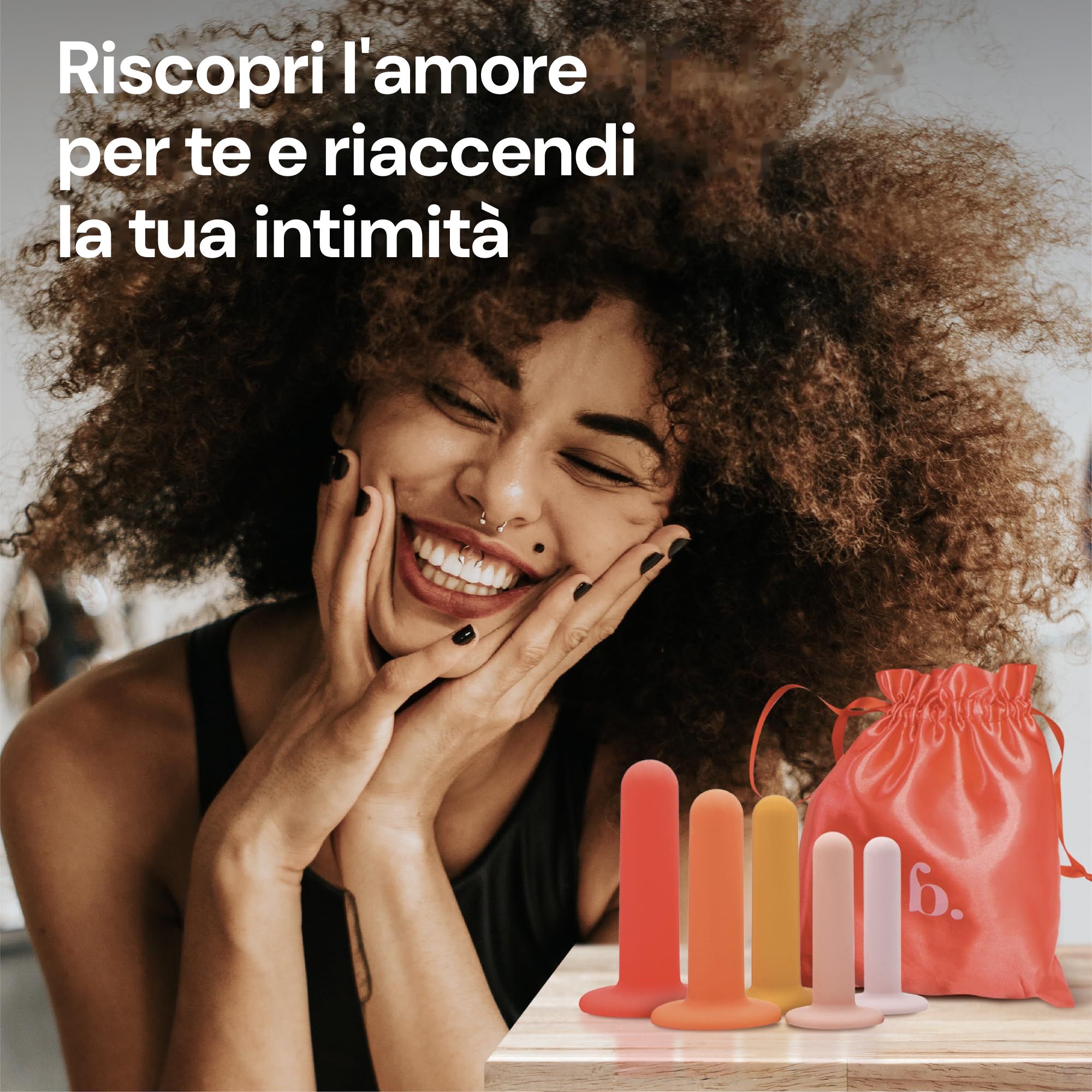 Cinque dilatatori color pastello (rosa, arancione, giallo) con sacchetto portaoggetti. Donna sorridente sullo sfondo.