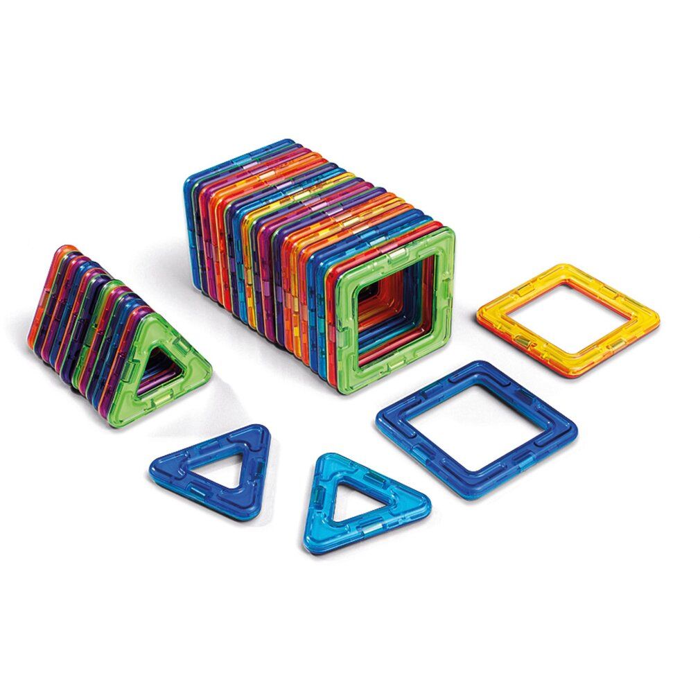 Forme magnetiche multicolore: quadrati e triangoli. Assemblate in parallelepipedo e triangolo.