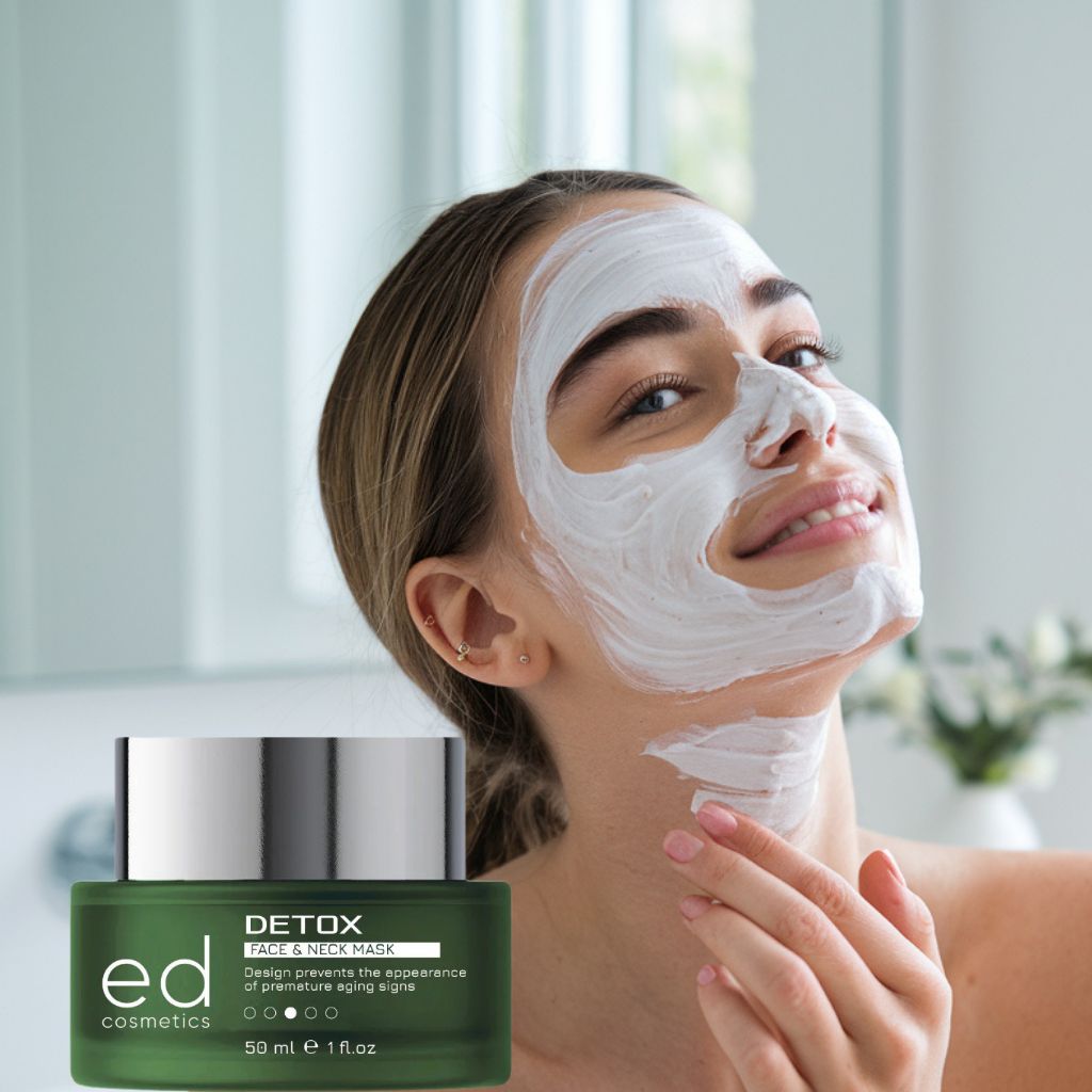 Donna con maschera facciale. Vasetto verde con coperchio argentato. Scritta: "ed cosmetics DETOX FACE & NECK MASK".