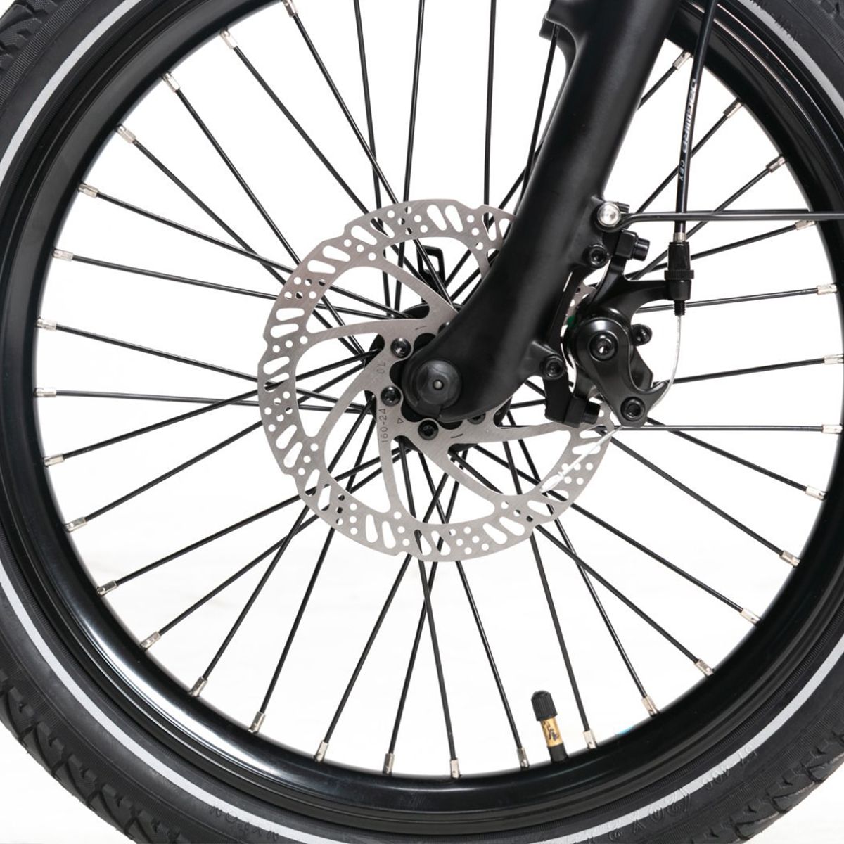 Ruota anteriore della e-bike. Cerchio nero, disco freno e raggi. Pneumatico con fascia bianca.
