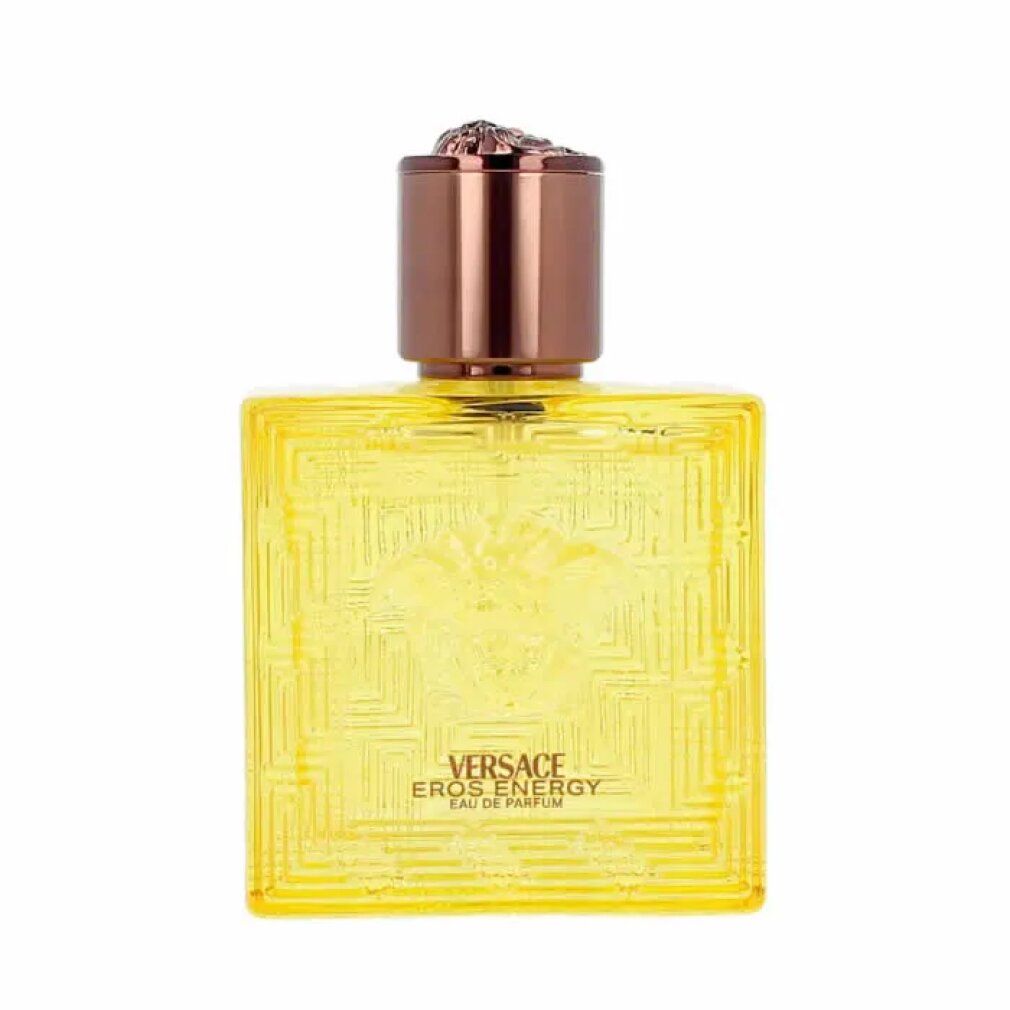 Flacone giallo Versace Eros Energy. Tappo marrone. Forma quadrata con motivo in rilievo. Logo Versace visibile.