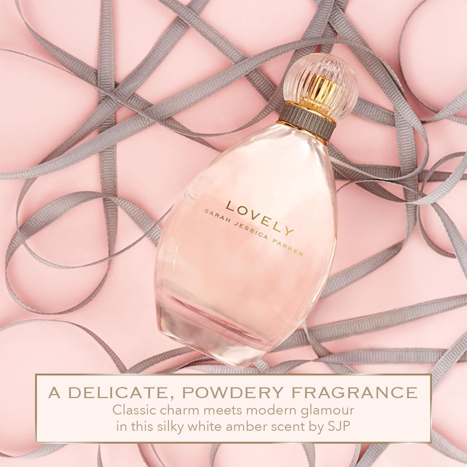 Flacone su sfondo rosa con nastri. Scritta "LOVELY Sarah Jessica Parker". Testo: "A delicate, powdery fragrance".