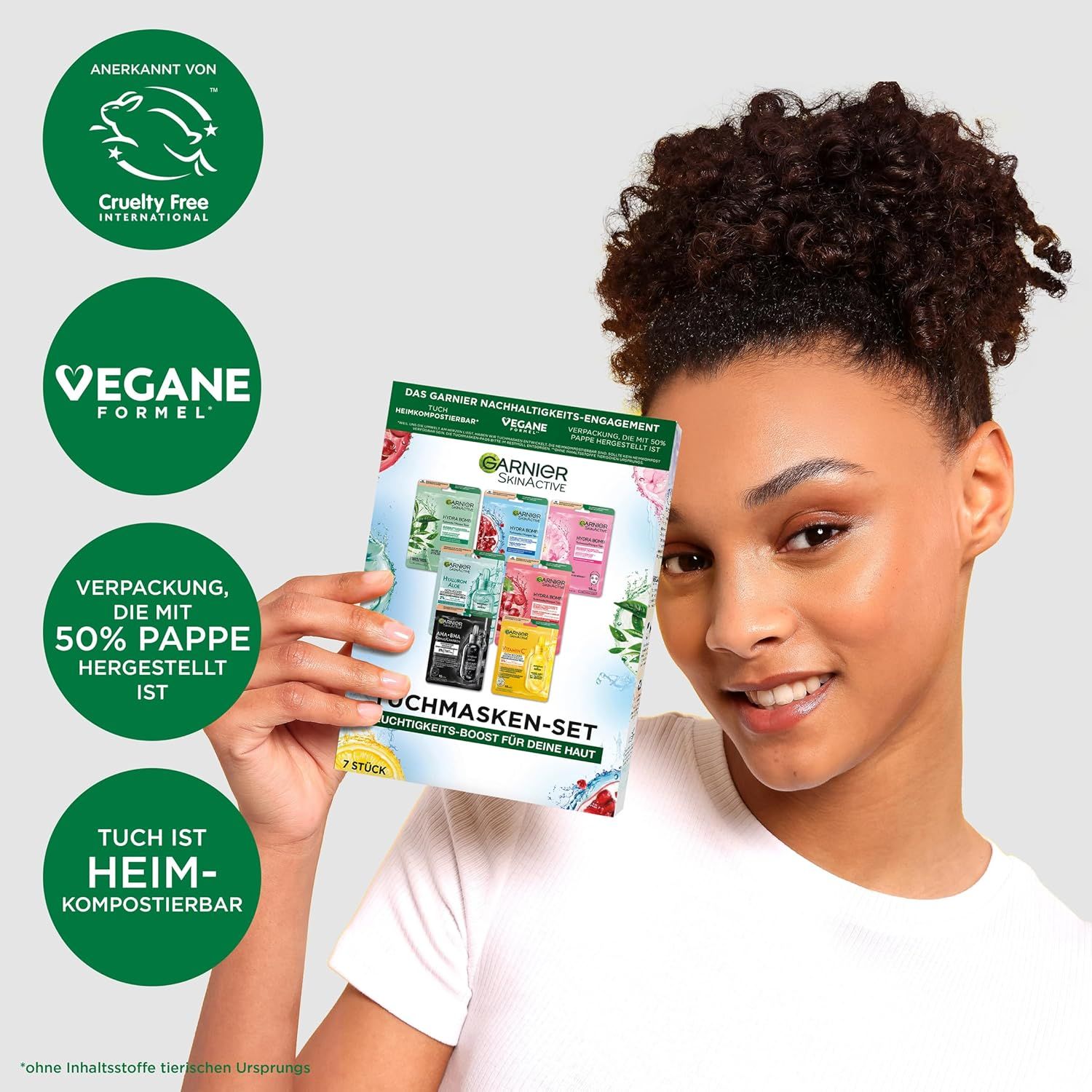Donna con set di maschere in tessuto Garnier. Sulla confezione: Vegan, Cruelty Free, 50% carta. Testo: Il tessuto è compostabile.