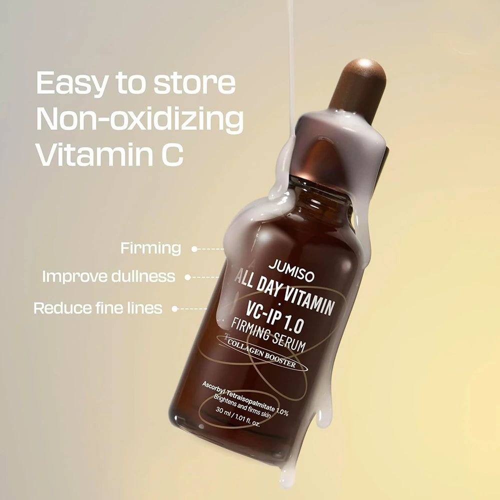Siero rassodante JUMISO All Day Vitamin VC-IP 1.0 con gocce di siero che cadono sulla bottiglia.