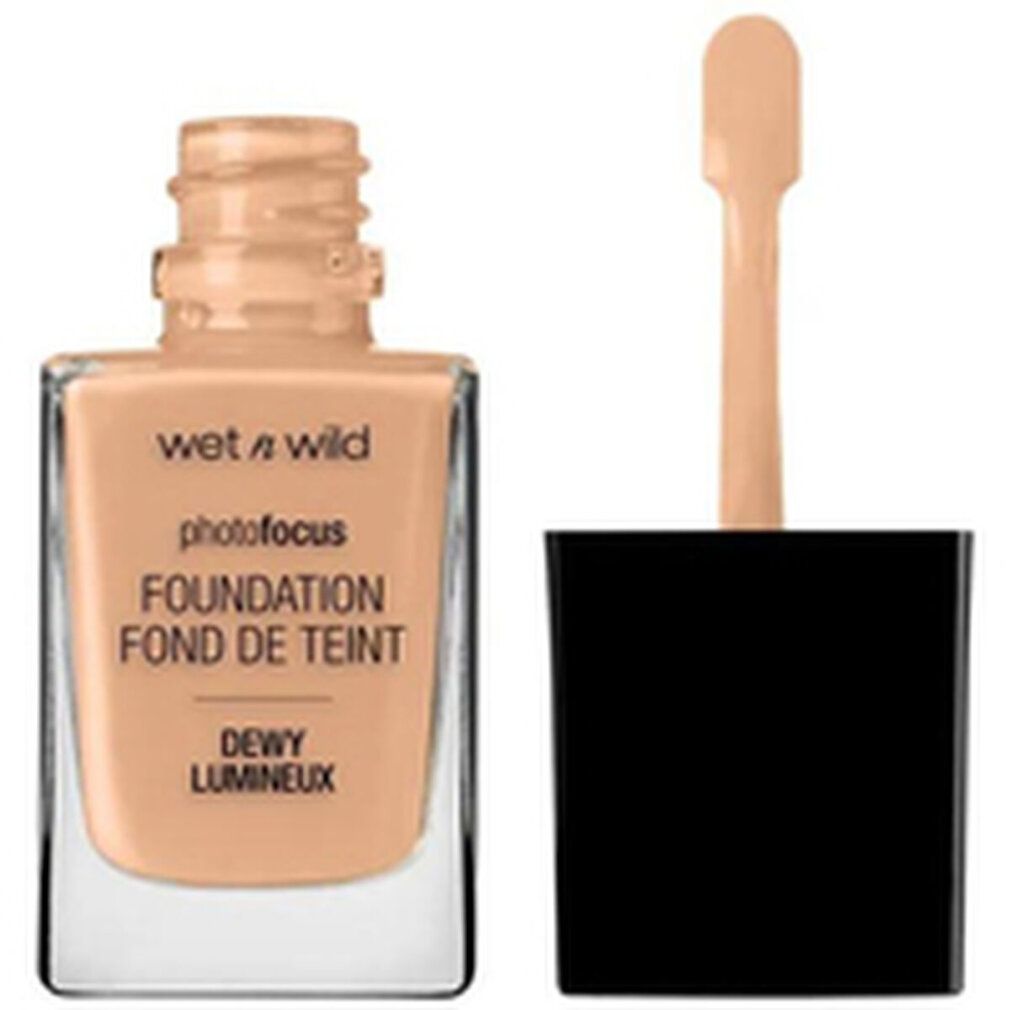 Flacone di fondotinta con tappo aperto e applicatore. Scritta: Wet n Wild, Photo Focus, Foundation, Dewy Lumineux. 28 ml.