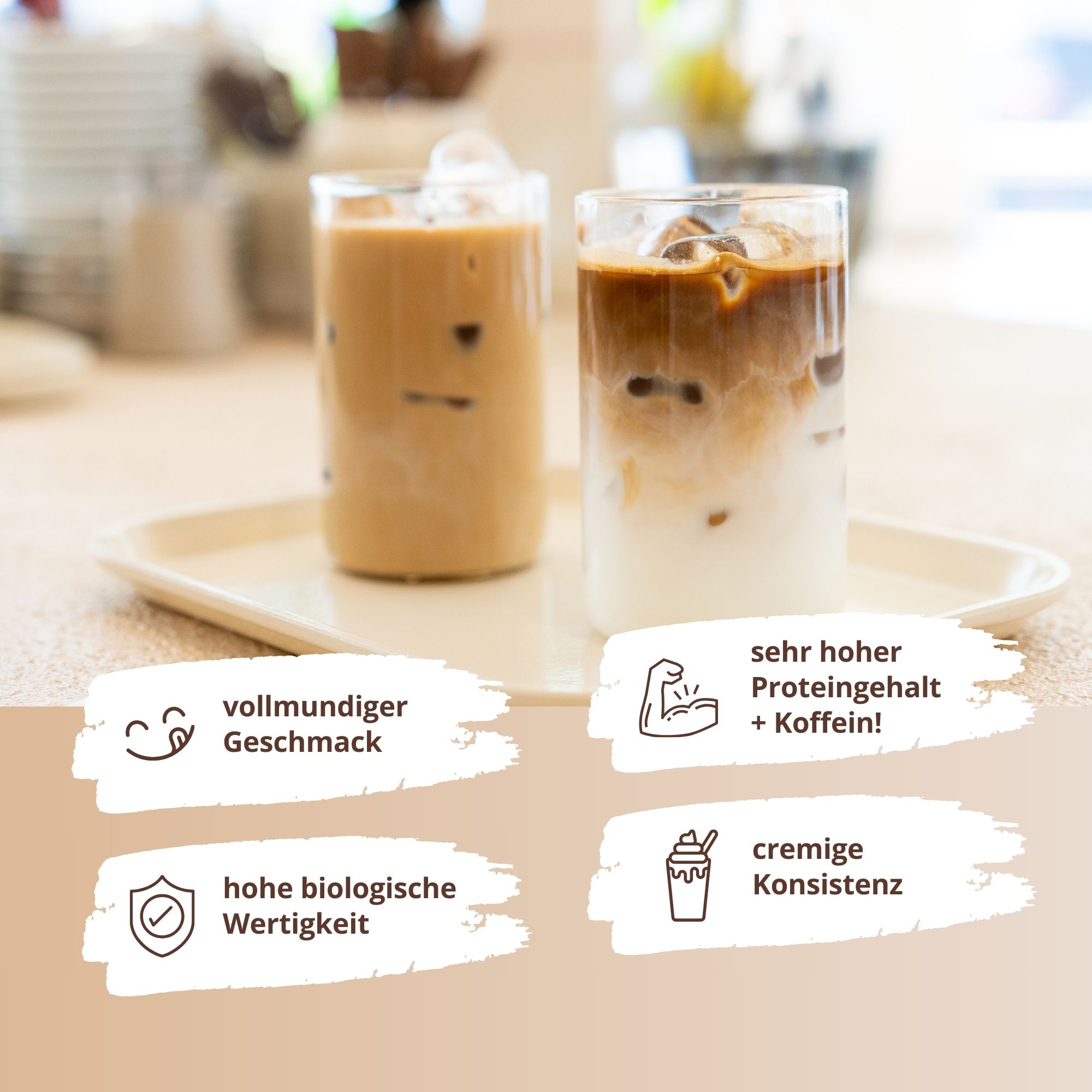Due bicchieri di caffè freddo con cubetti di ghiaccio. Testo: Gusto corposo, alto valore biologico, alto contenuto proteico + caffeina, consistenza cremosa.