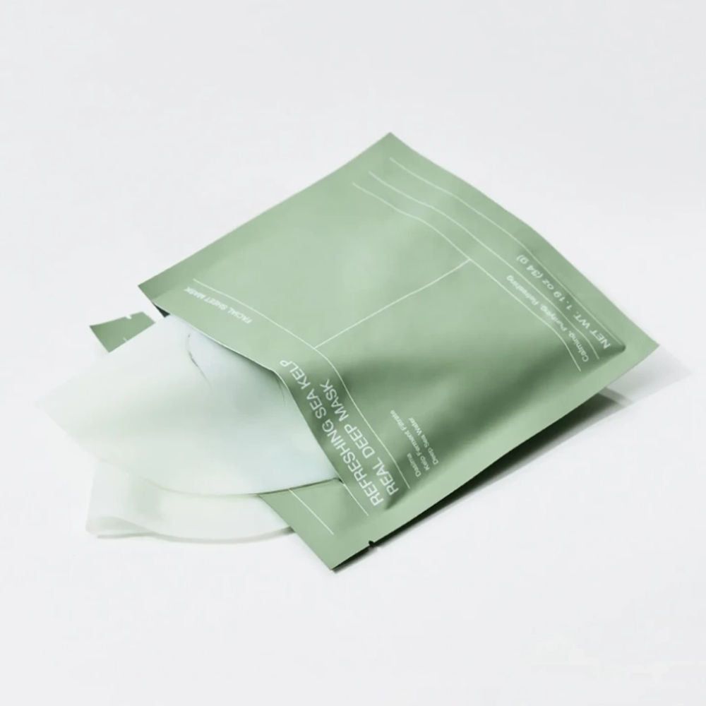 Confezione verde aperta con maschere facciali piegate. Nome del prodotto: Refreshing Sea Kelp Real Deep Mask.
