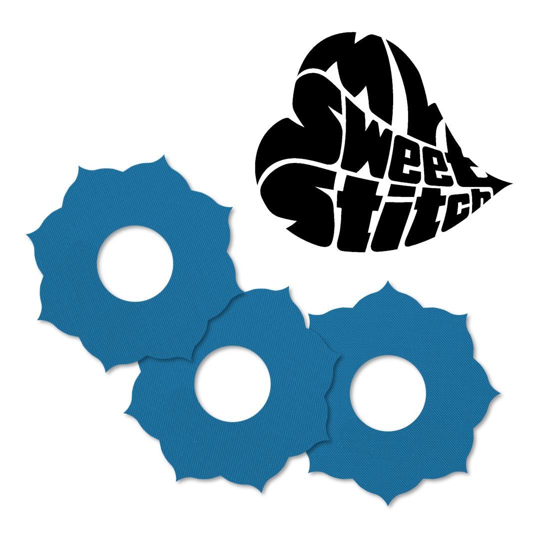Tre anelli di fissaggio blu con foro e logo 'MySweetStitch' a forma di cuore.