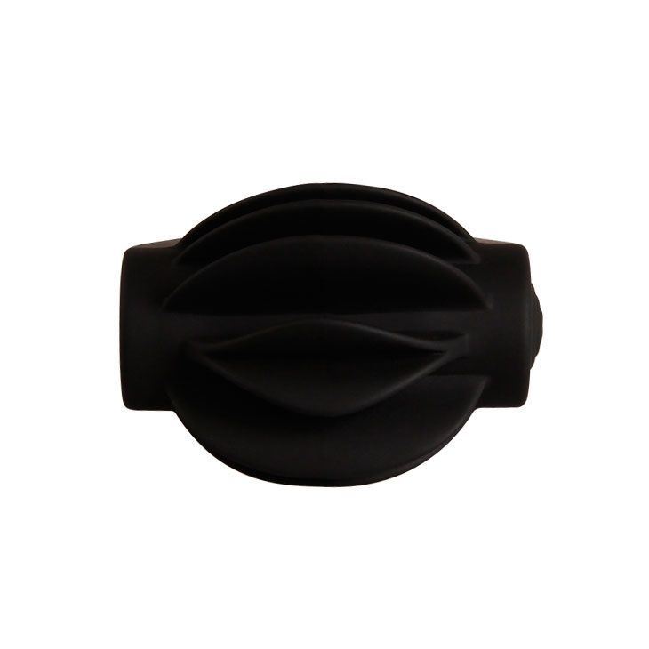 Anello vibrante in silicone nero con vibratore e pulsante di controllo.
