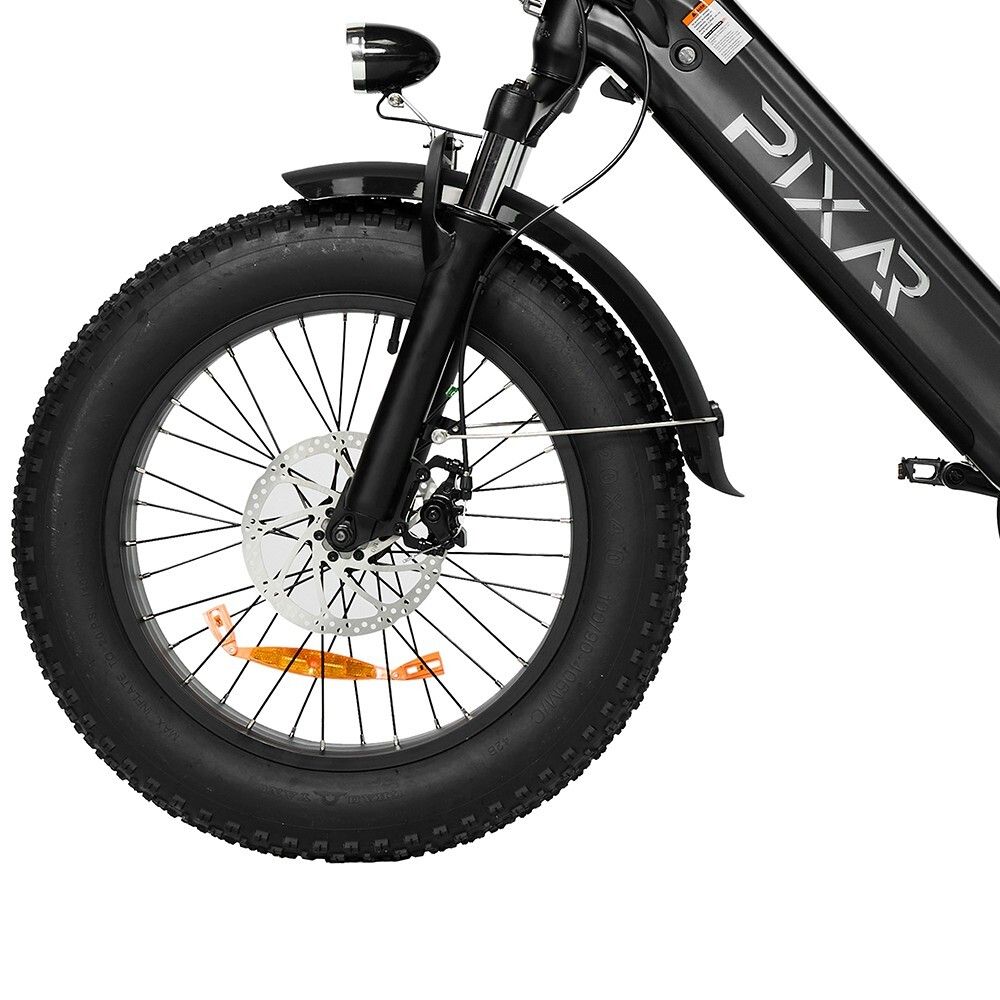 Primo piano della ruota anteriore di e-bike. Pneumatico nero, disco freno, parafango e logo PIXAR.