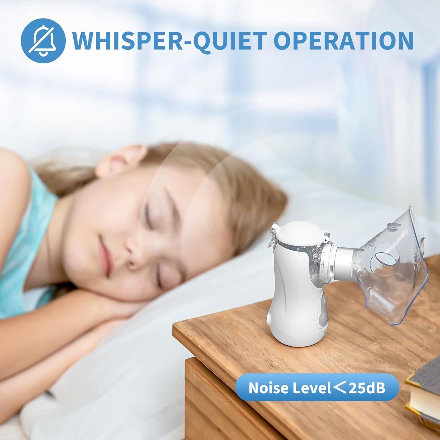 Bambina dorme, inalatore vicino al letto. Testo: WHISPER-QUIET OPERATION, Livello di rumore <25dB.