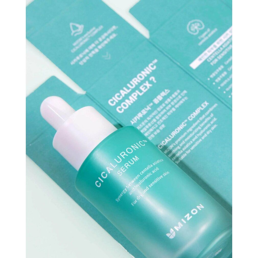 Flacone di siero con pipetta e confezione. Scritta: Cicaluronic Serum. Marchio: Mizon. Verde e bianco.