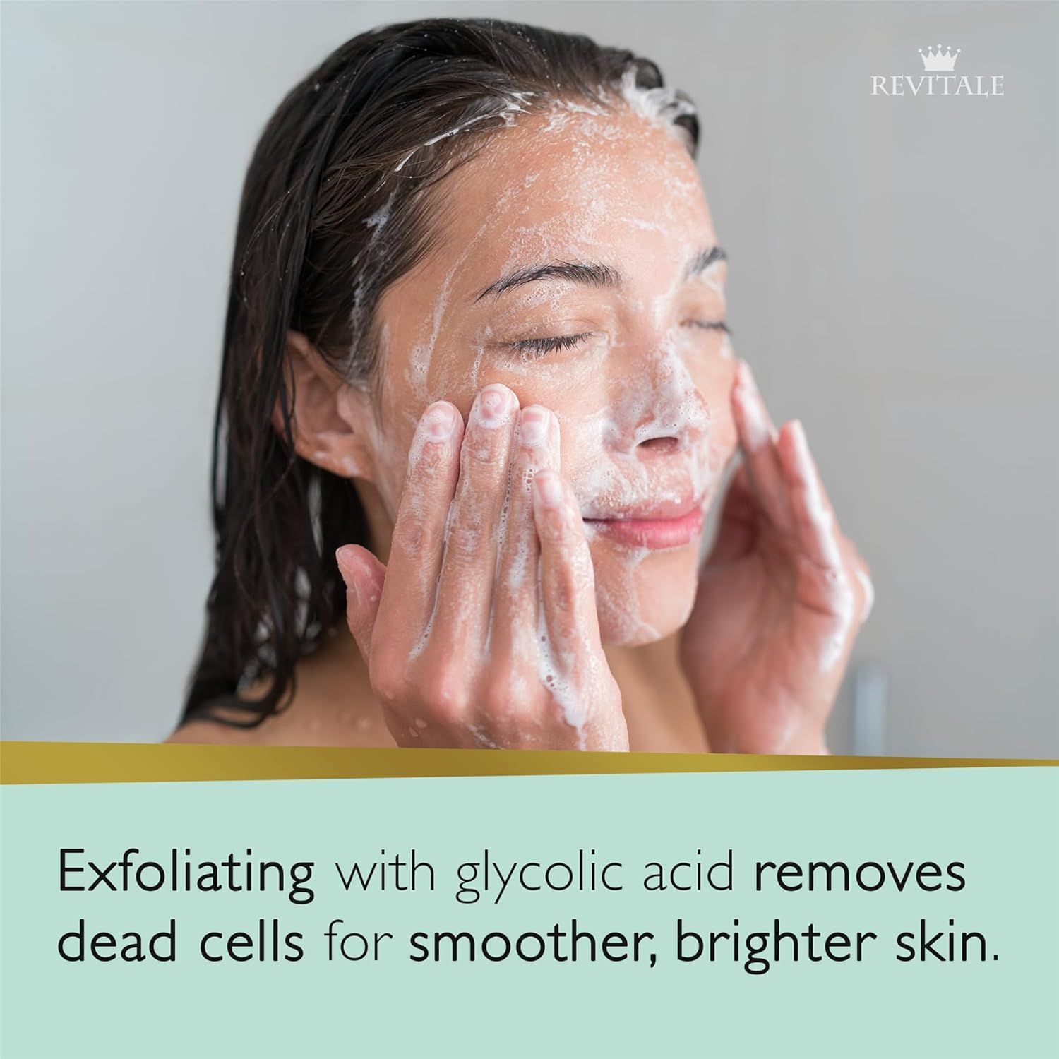 Donna che si lava il viso con schiuma. Logo Revitale in alto a destra. Testo: L'esfoliazione con acido glicolico rimuove le cellule morte.