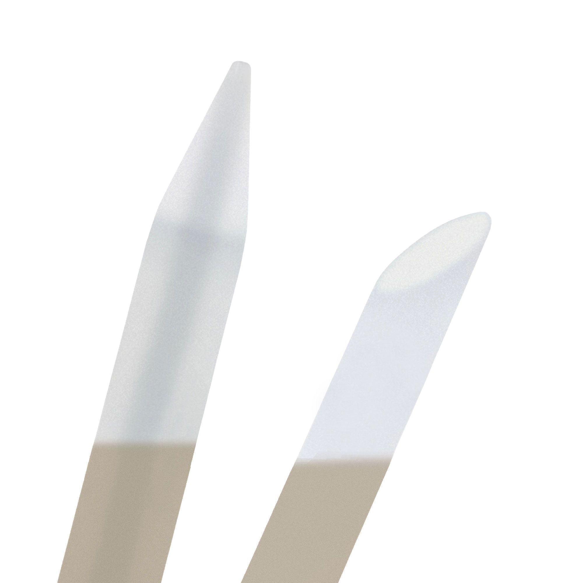 Primo piano di due lime per unghie. Estremità appuntite e arrotondate. Sfumatura beige-trasparente.