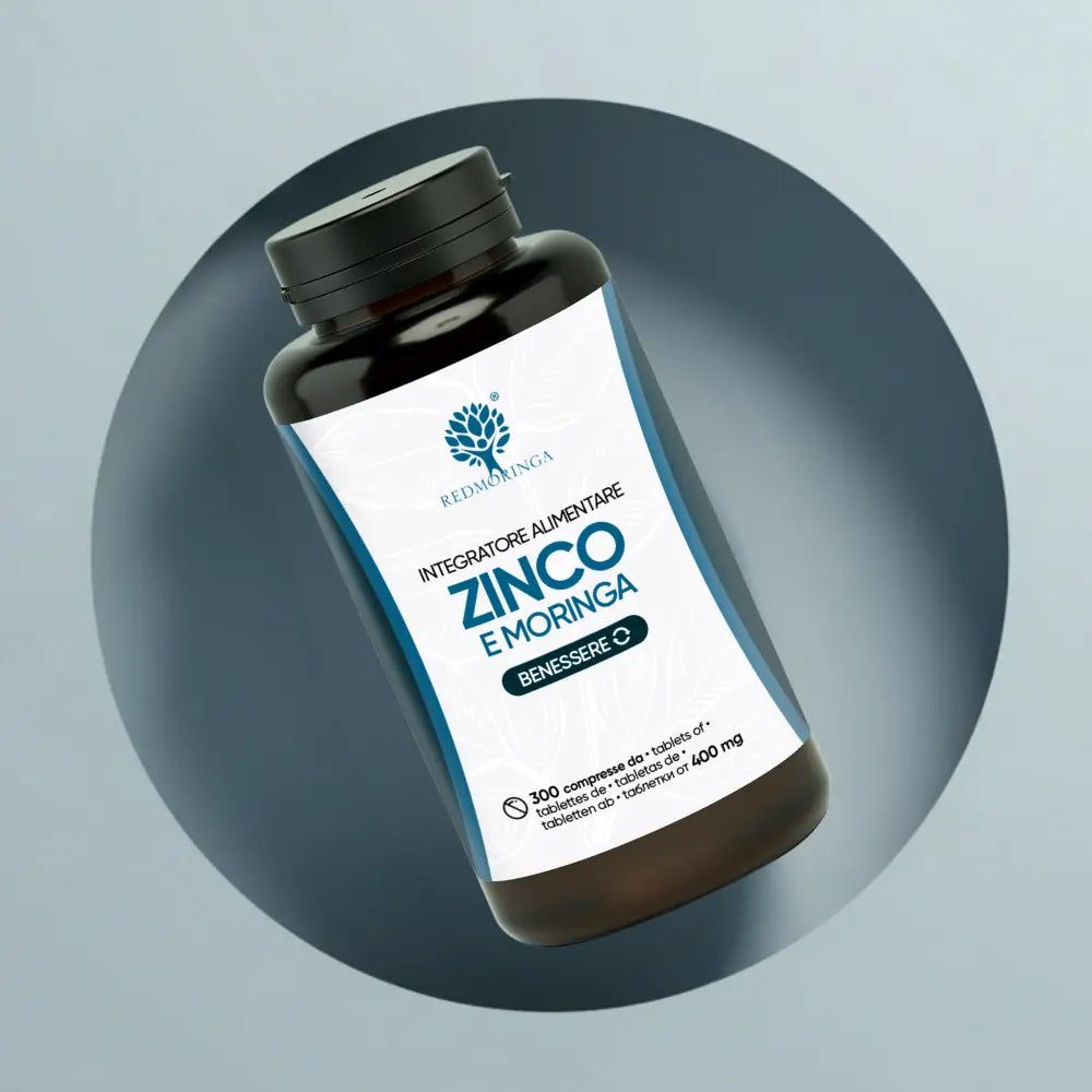 Bottiglia con etichetta bianca. Scritta: ZINCO e MORINGA. 300 compresse. Elementi di design blu e bianchi. Su sfondo blu.