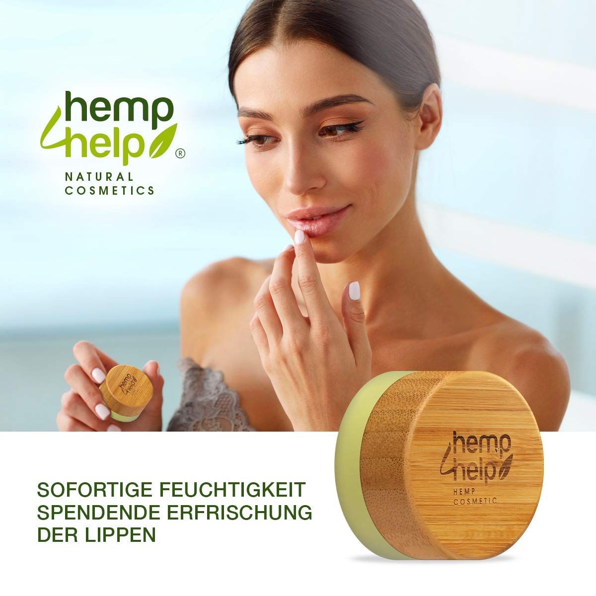 Vasetto di balsamo per labbra con coperchio in legno. Donna che applica il balsamo. Testo: hemp help, cosmetici naturali. Scritta: Idratazione immediata.