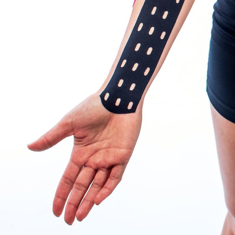 Kinesio tape nero applicato su un braccio. Il tape è perforato e applicato sull'avambraccio.