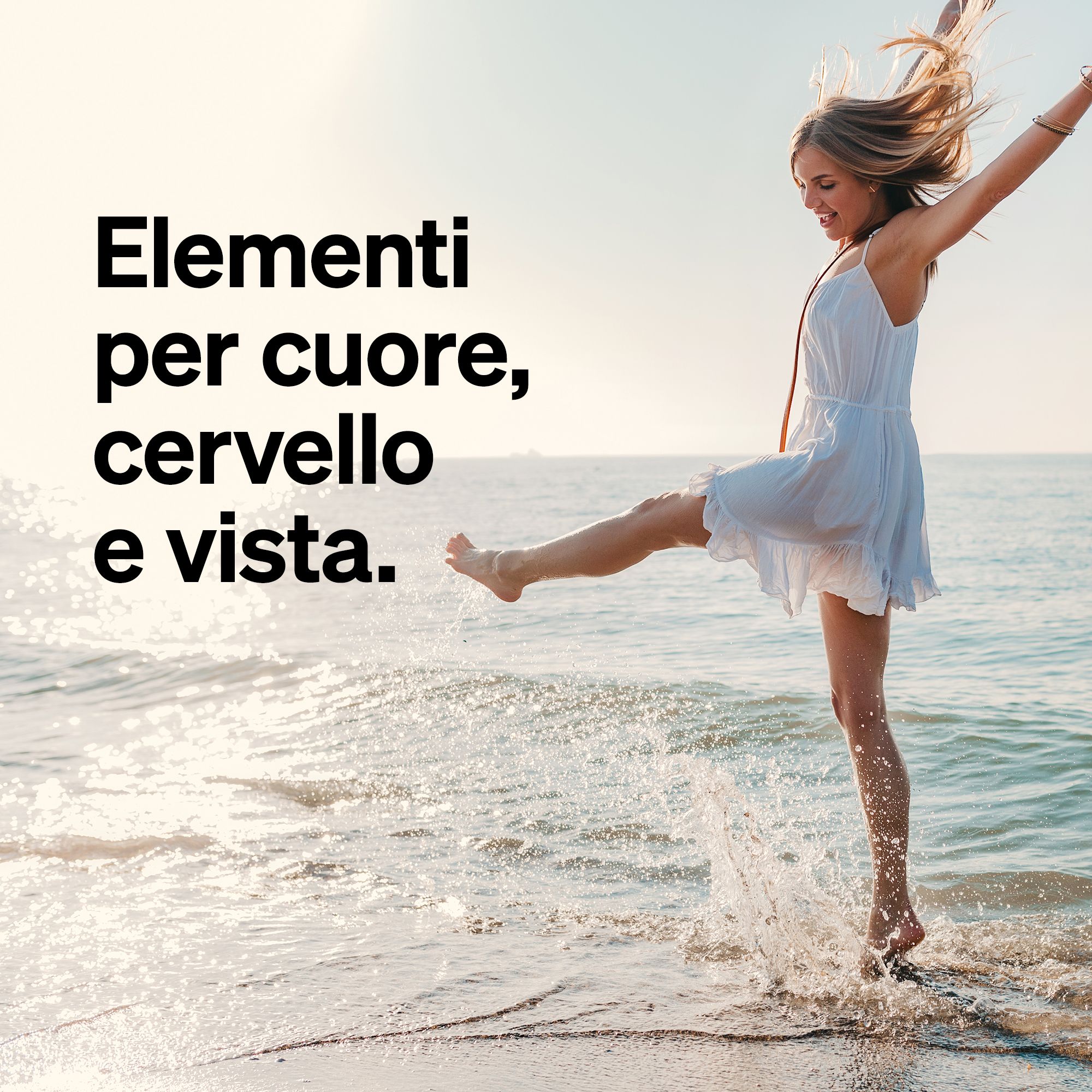 Giovane donna che si gode il mare e schizza acqua.