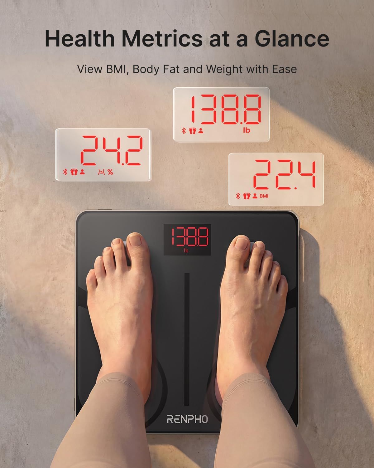Bilancia con piedi. Mostra BMI, grasso corporeo e peso. Tre display digitali con misure. Bilancia nera con display rosso.
