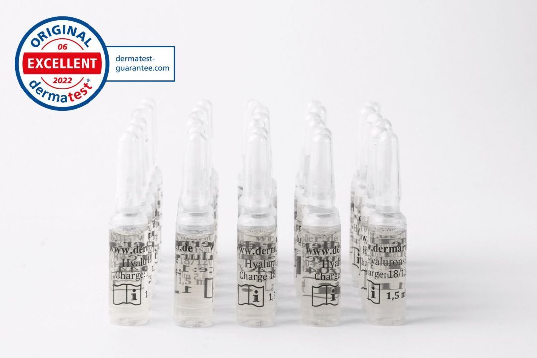 Diverse piccole fiale di vetro riempite di liquido trasparente, con sigillo 'ORIGINAL EXCELLENT dermates'.