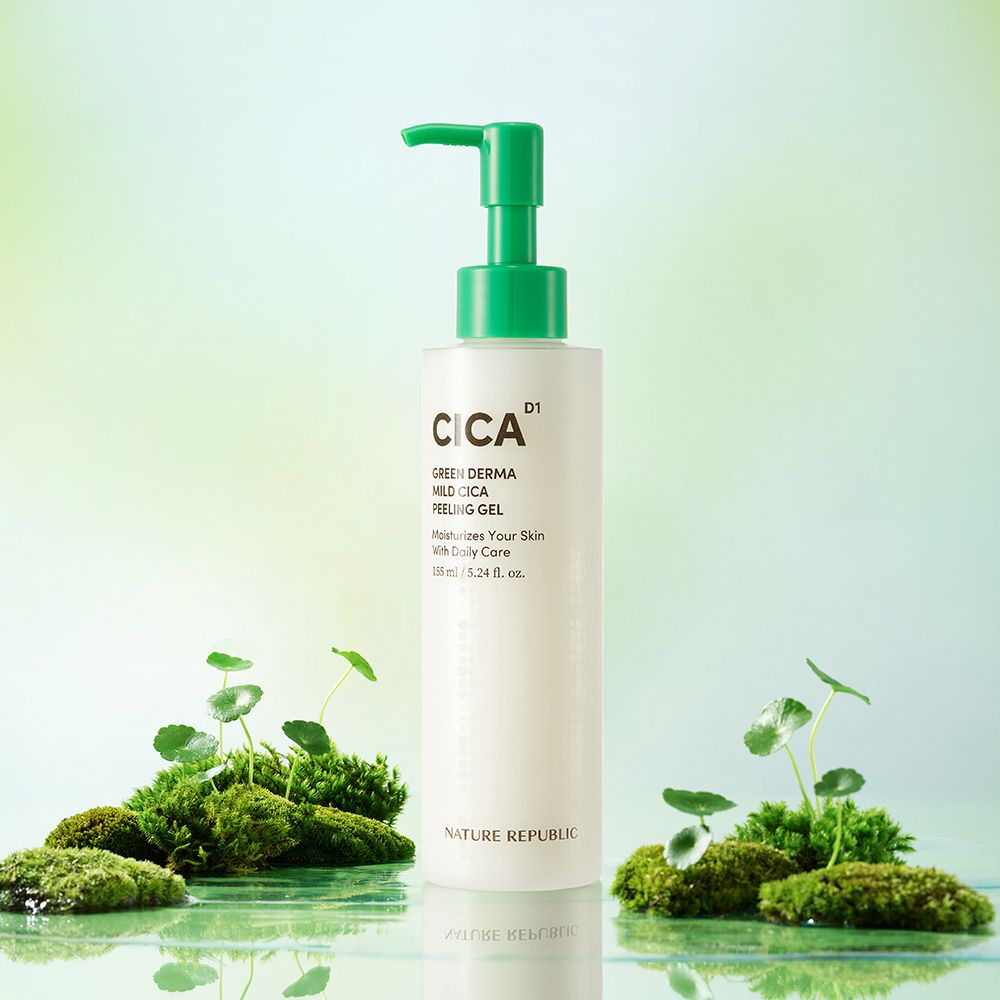 Flacone bianco con erogatore verde. Scritta CICA D1, GREEN DERMA MILD CICA PEELING GEL. NATURE REPUBLIC. Posizionato su muschio.