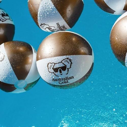 Diverse palloni da spiaggia con logo koala e scritta Australian Gold. Sfondo: acqua blu.