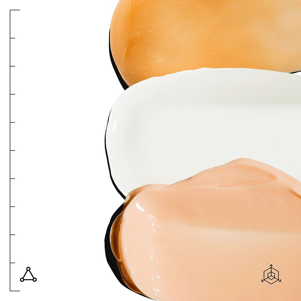 Primo piano di tre prodotti cremosi per la cura della pelle. Colori: beige, bianco e arancione. Consistenza visibile.