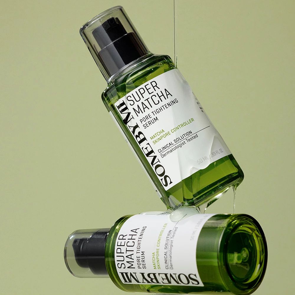 Due flaconi di siero verde con erogatore nero. Il prodotto gocciola. Scritta: SOME BY MI Super Matcha Pore Tightening Serum.