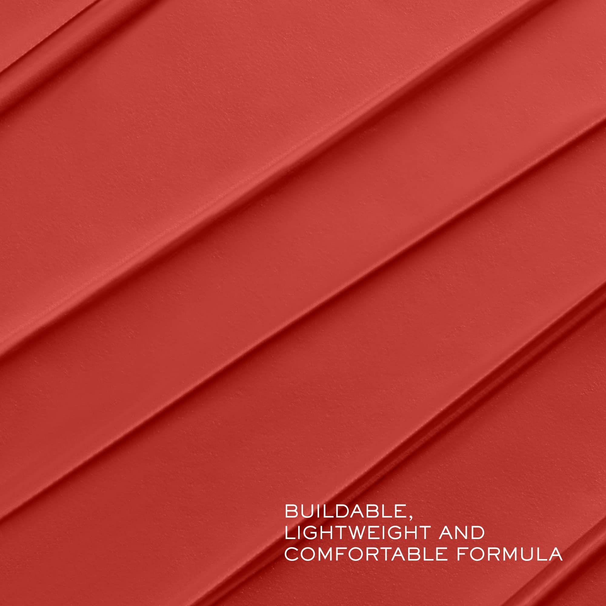 Primo piano del rossetto rosso. Testo: Formula modulabile, leggera e confortevole.