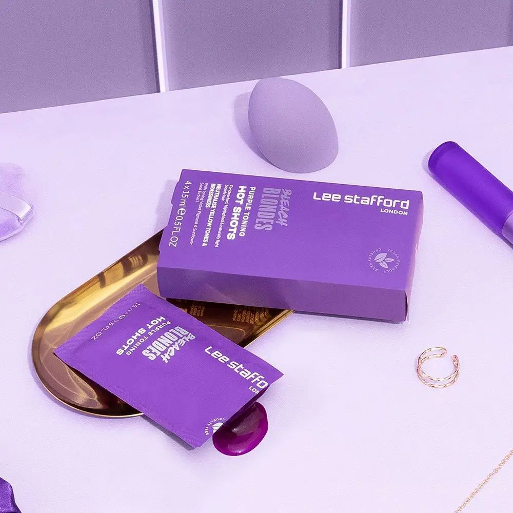 Confezione e bustina viola. Prodotto Lee Stafford Bleach Blondes. Spugna, applicatore e anello. Vista dall'alto.