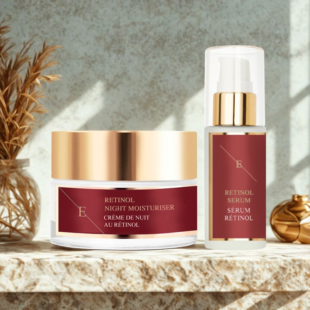 Due prodotti cosmetici: Retinol Night Moisturiser e Retinol Serum. Su una superficie di marmo, con decorazioni sullo sfondo.