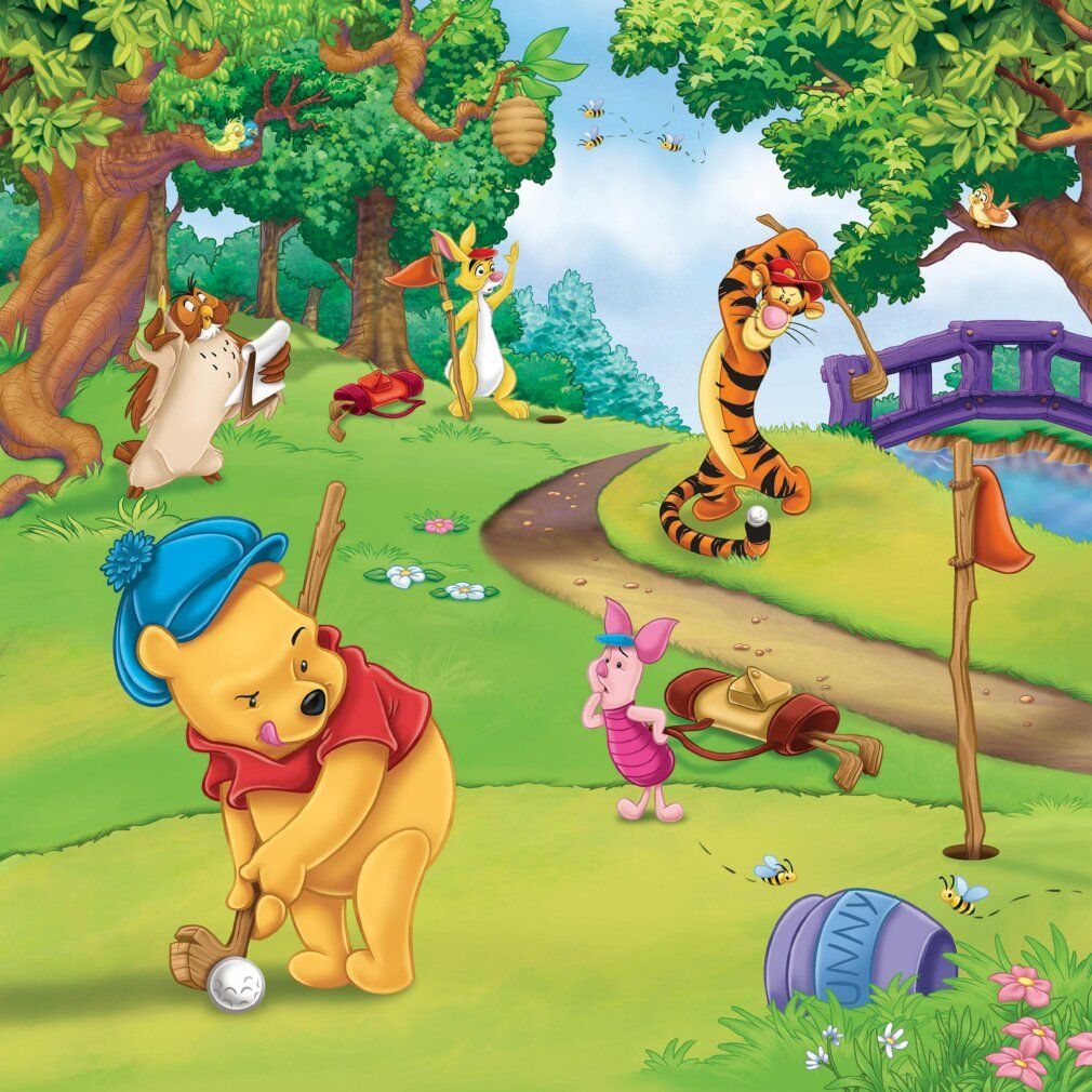 Illustrazione di Winnie the Pooh e amici che giocano a golf. Scena all'aperto con alberi, ponte e api.