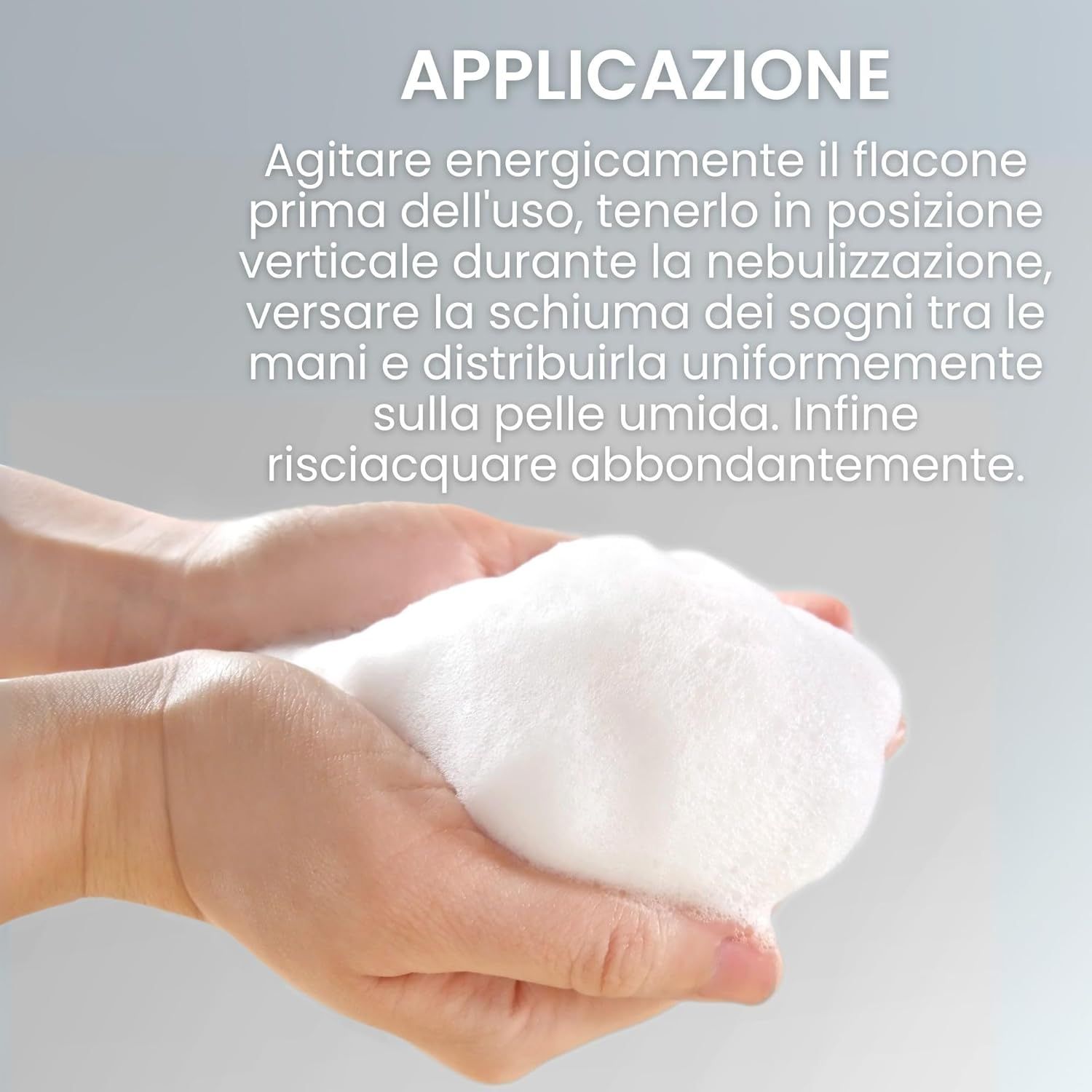 Mani che tengono schiuma bianca. Testo: Applicazione. Agitare il flacone, mettere la schiuma sulle mani e distribuire. Risciacquare abbondantemente.
