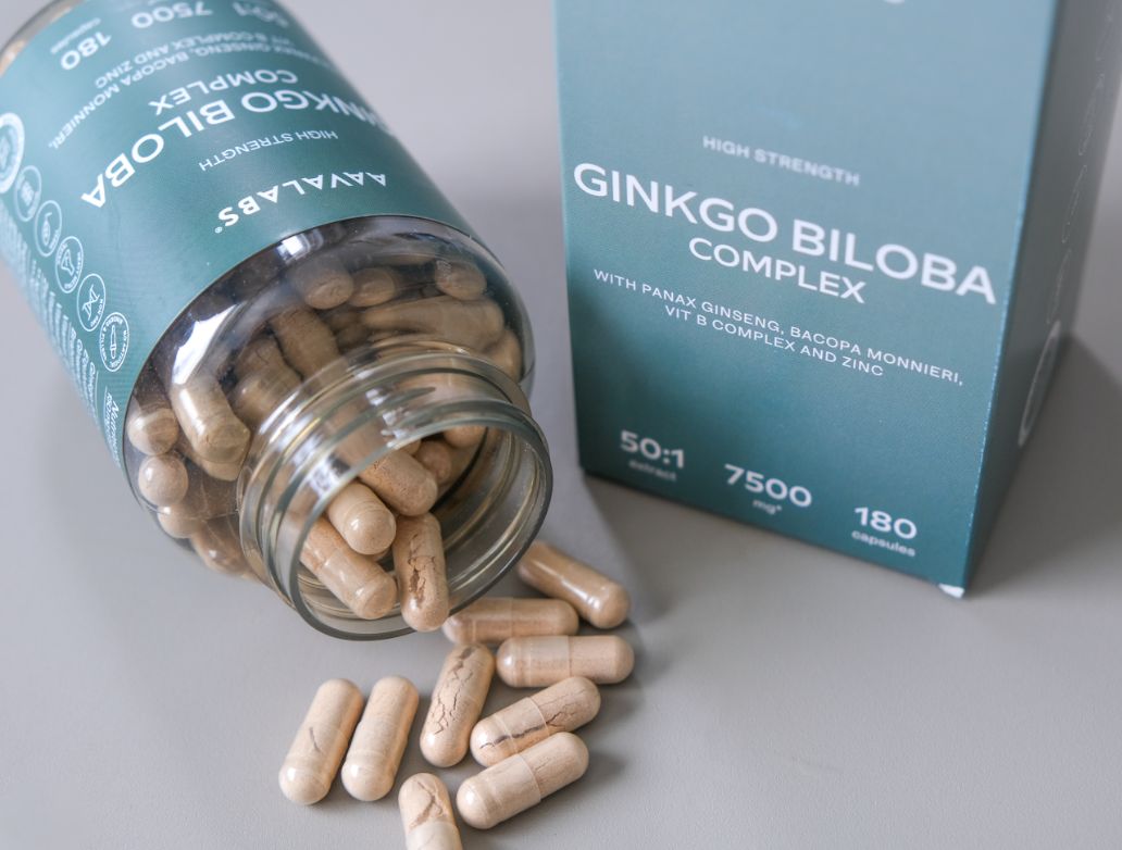 Aavalabs Ginkgo Biloba Kapseln 7500mg, flacone rovesciato, capsule sparse.