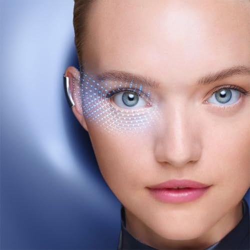 Ritratto di donna. Punti blu attorno a un occhio. Sfondo blu.