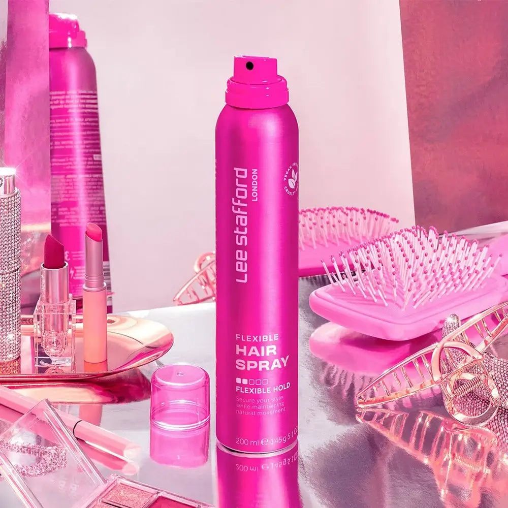 Flacone Lee Stafford Flexible Hairspray con spazzole rosa e cosmetici.
