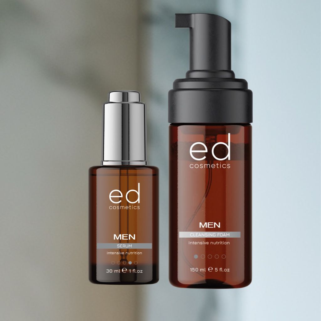 Due flaconi: siero e schiuma detergente. Testo: "ed cosmetics MEN".