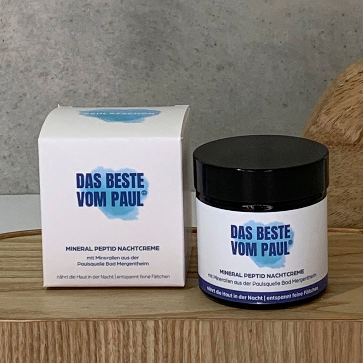 Confezione del prodotto e vasetto di crema. Scritta: Das Beste vom Paul, Mineral Peptid Nachtcreme. Vasetto con coperchio nero.