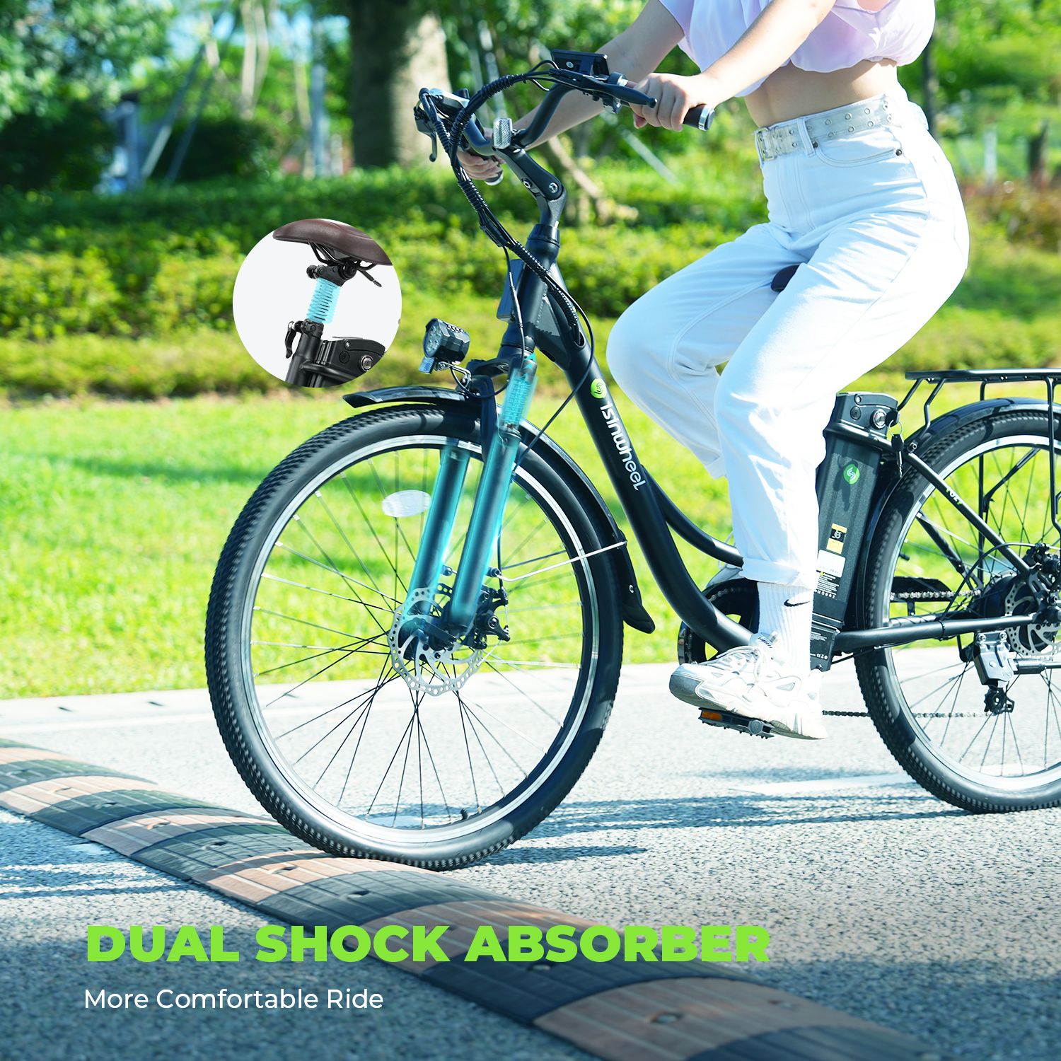 E-bike con persona. Mostra doppi ammortizzatori. La persona guida su strada. Forcella blu.